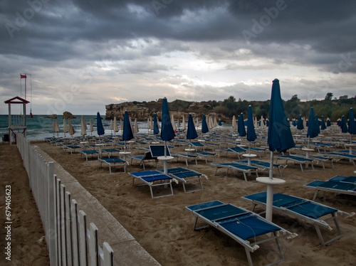 Ombrelloni e lettini sulla spiaggia di sabbia in una giornata nuvolosa 156 