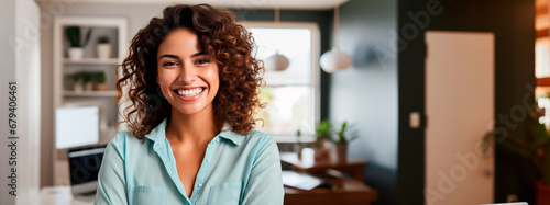 mujer hispana latina sonriente haciendo Home Office 