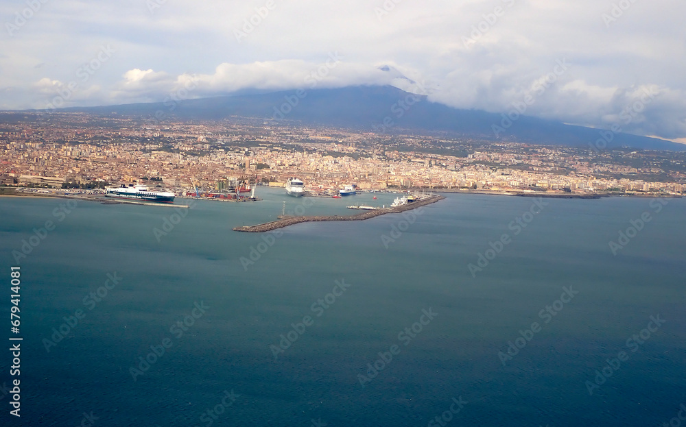 Veduta aerea del porto di Catania e dell'Etna