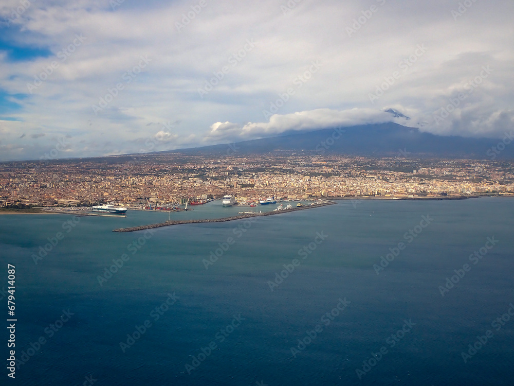 Vista panoramica del porto di Catania e del vulcano Etna