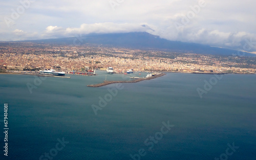 Veduta aerea del porto di Catania e dell'Etna