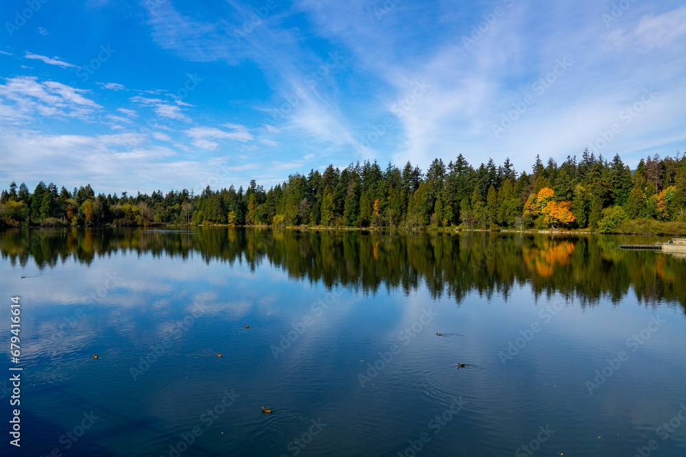 秋のスタンレーパーク　青空と湖