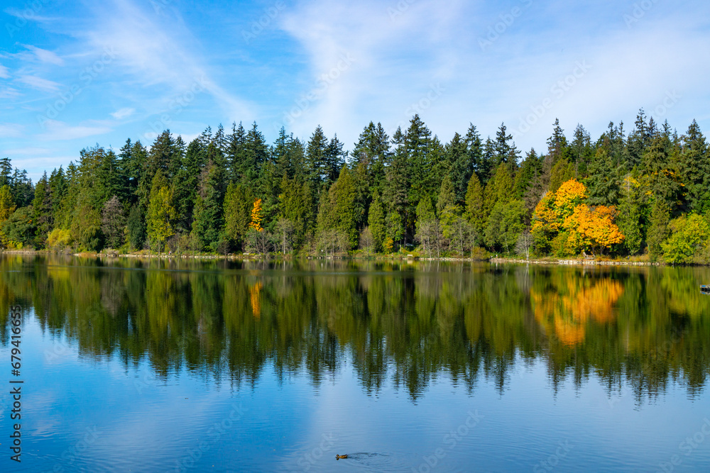 秋のスタンレーパーク　青空と湖