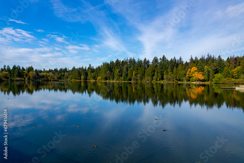 秋のスタンレーパーク 青空と湖