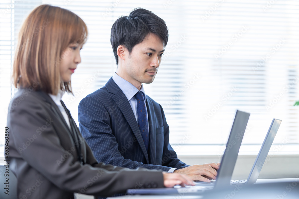 オフィスで働く男女 men and women working in the office オフィスで働く男女 men and women working in the office