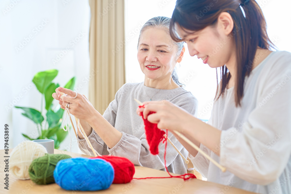 Fototapeta premium 編み物をするシニア女性と若い女性
