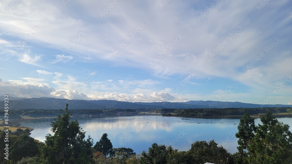 日本の田舎にある湖・空が水面に映っている湖／일본 시골의 호수・하늘이 수면에 비치는 호수／A lake in the Japanese countryside・A lake where the sky is reflected in the water