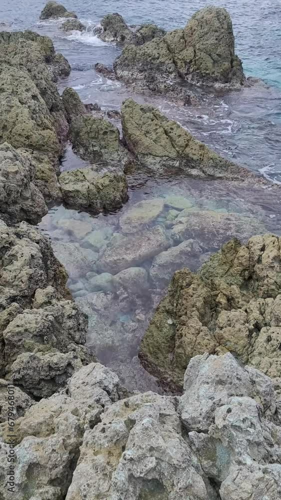 岩に打ち寄せる波/waves crashing against the rocks/바위에 부딪히는 파도 岩に打ち寄せる波/waves crashing against the rocks/바위에 부딪히는 파도