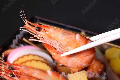おせち料理のエビを食べる