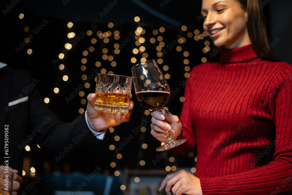 Celebration night, pour whiskey into a glass. Give to friends who come to celebrate Celebration night, pour whiskey into a glass. Give to friends who come to celebrate