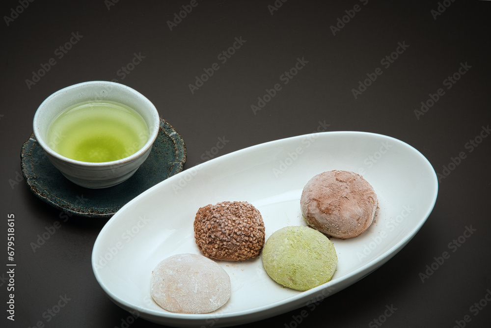 日本茶とおいしそうな大福でおやつタイム 日本茶とおいしそうな大福でおやつタイム