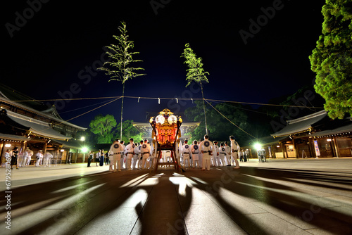 寒川神社浜降祭宮出しを待つ神輿と担ぎ手 photo