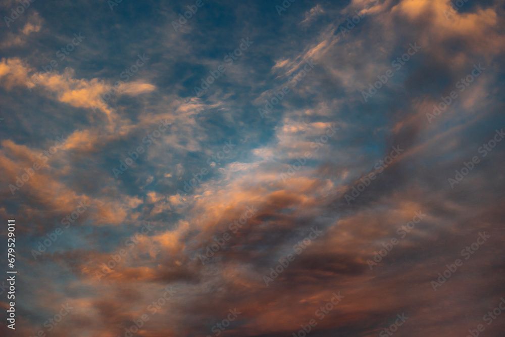 Obraz premium Sunset sky with pink clouds