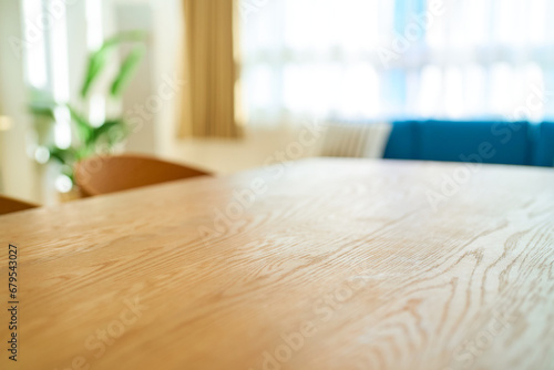 木製テーブルのあるインテリア photo