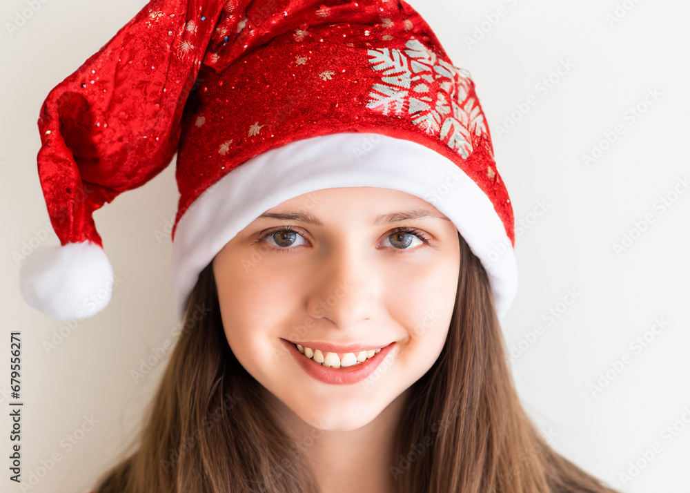 クリスマスのイメージの人物写真、サンタクロースの帽子をかぶった若い笑顔の女性 クリスマスのイメージの人物写真、サンタクロースの帽子をかぶった若い笑顔の女性