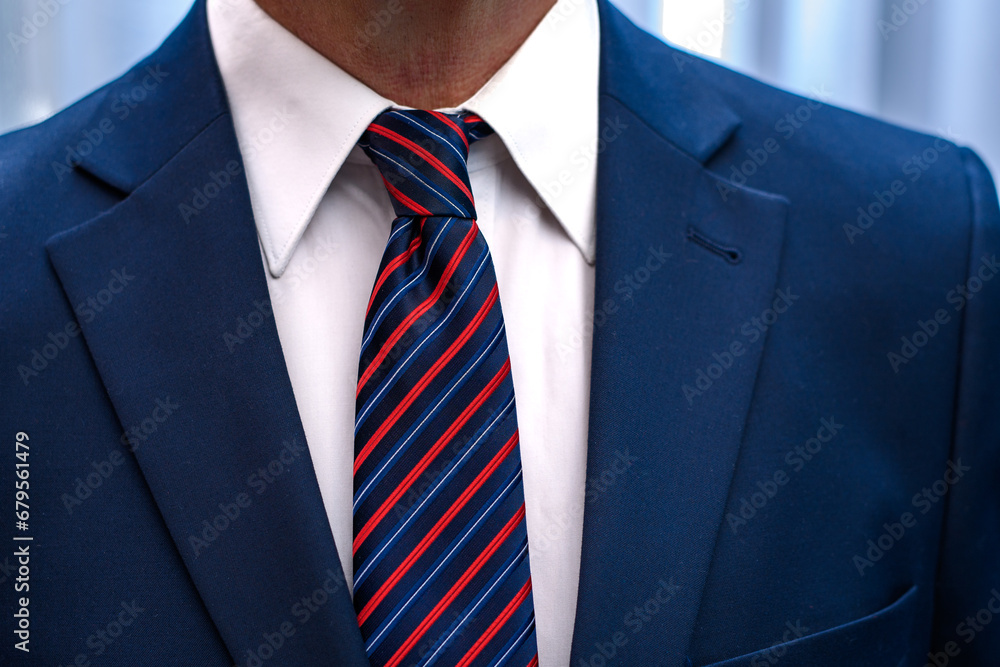 Mezczyzna ubrany w białą koszulę, krawat i niebieską marynarkę z bliska - obrazy, fototapety, plakaty 