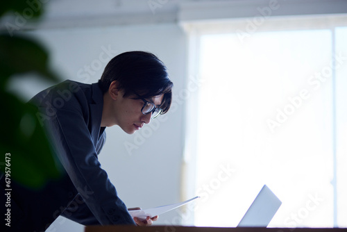 オフィスにて仕事をする日本人ビジネスマンの男性 photo