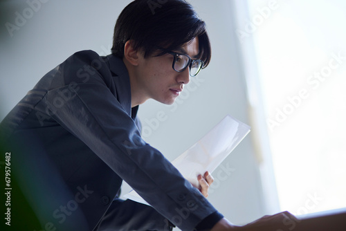 オフィスにて仕事をする日本人ビジネスマンの男性