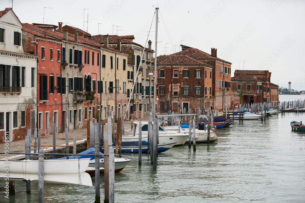 Φωτογραφία Cheap Venetian residential buildings and small boats at the old pier on Guidecca island