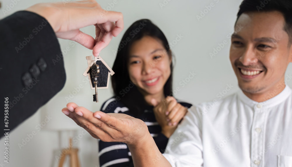 Φωτογραφία The agent or dealer delivers the keys to the new home to the customer