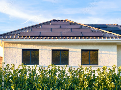 Panneaux solaires sur un toit photo