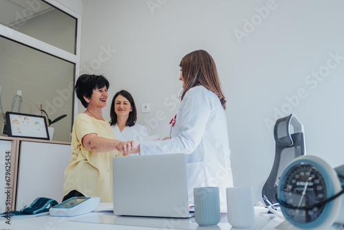 Medical Professionals Discussing Diagnosis and Treatment Options in a Clinic © qunica.com