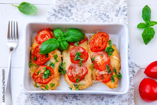 Filety z kurczaka zapiekane z mozzarellą i pomidorami i bazylią