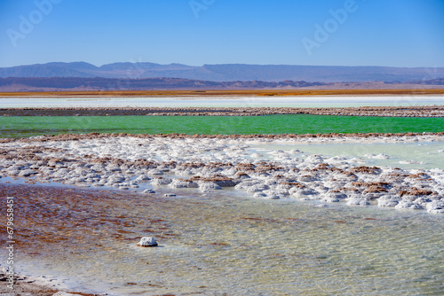 Laguna Tebenquiche, um lago de sal com cores azul, verde e amarela ao lado do vulcão Licancabur.  photo