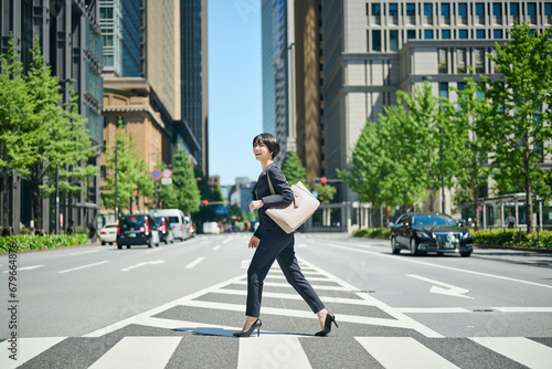 ビジネス街を歩く30代女性会社員