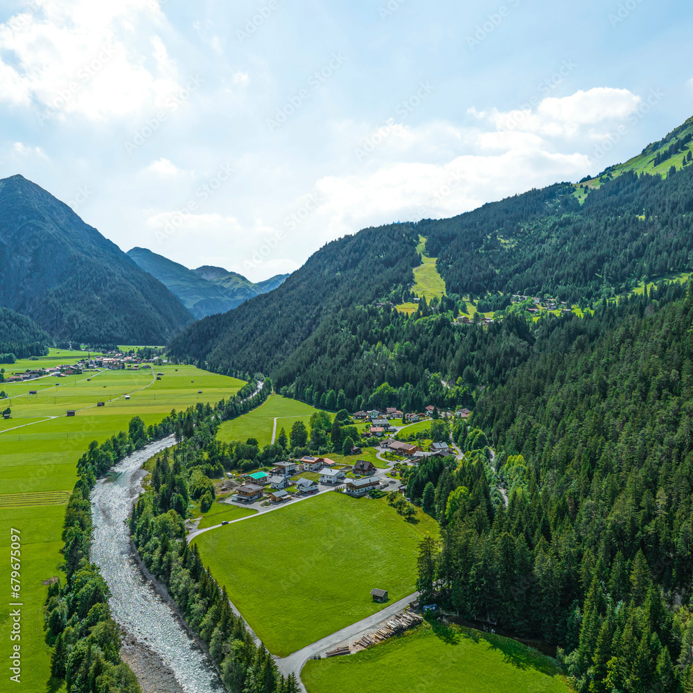 Blick ins Lechtal bei Bach im Bezirk Reutte in Tirol
