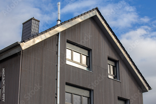 Moderne Fassade mit Holzpaneelen an einem neuen Wohnhaus