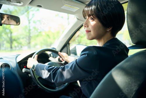 車を運転する30代女性会社員 photo