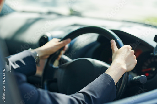 車を運転する30代女性会社員,手元 photo
