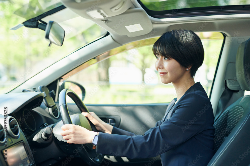 車を運転する30代女性会社員