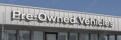 Bilde på lerret Pre-Owned vehicle banner at a used car dealership for internet or website