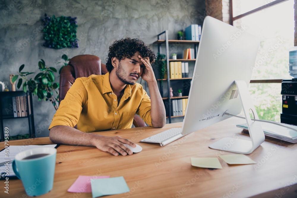 Φωτογραφία Photo portrait of handsome young guy wear yellow shirt busy overloaded stressed