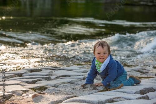 Baby spielt am Fluss Rhein