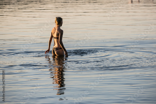 Hübsche Frau geht baden © Dominik Rueß