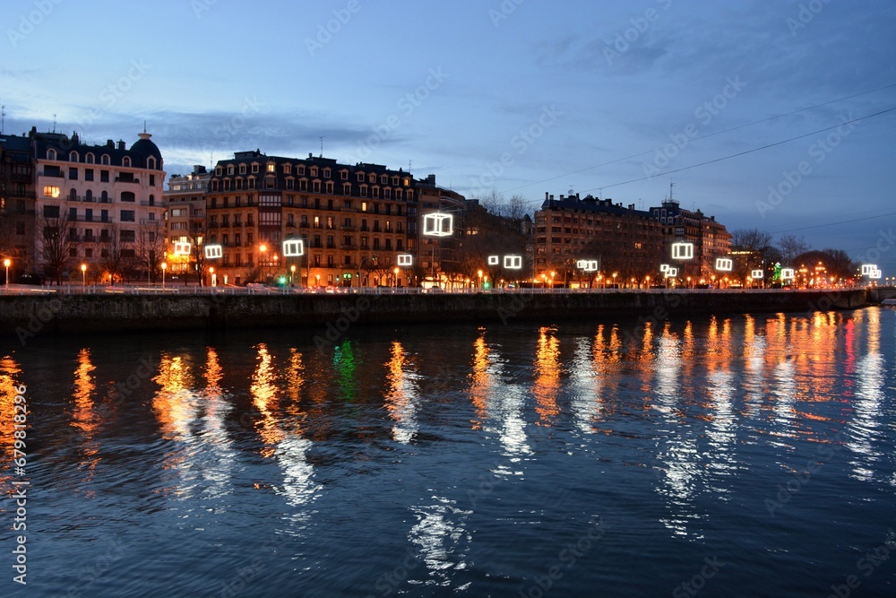 At Christmas, the lights that decorate the city reflect in the water of the river, creating a beautiful night vision.
