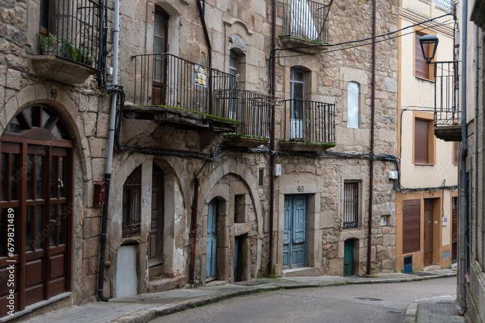 Fototapeta premium Calle de Fermoselle, pueblo de los Arribes del Duero en la provincia de Zamora, famoso por sus bodegas