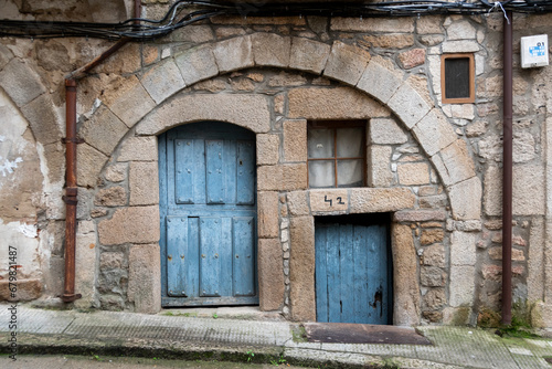 Puertas y ventanas de arquitectura tradicional de los Arribes del Duero en Fermoselle, Zamora, Castilla y León