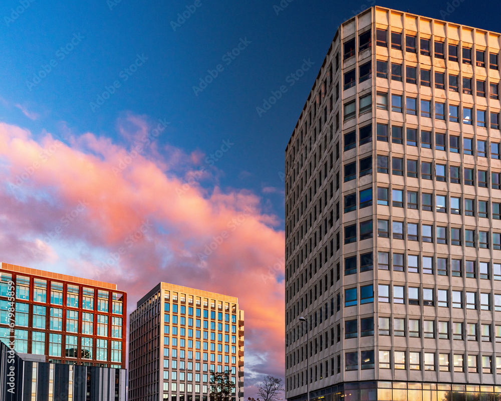 Naklejka premium modern office building in the evening