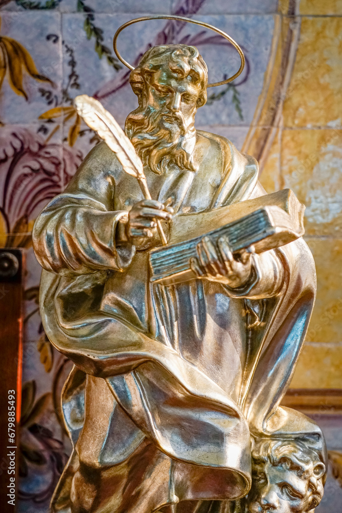 Fototapeta premium small golden statue representing saint Mark present in the church of santo antonio in lisbon.