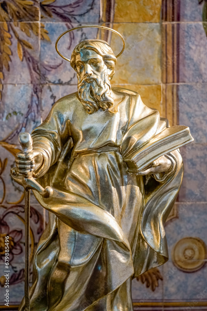 Obraz premium small golden statue representing saint Paul present in the church of santo antonio in lisbon.