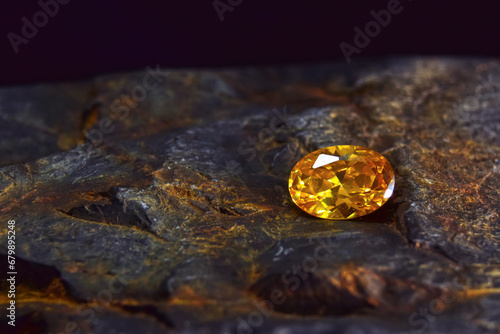 Focus yellow gemstone Beautiful with reflections.