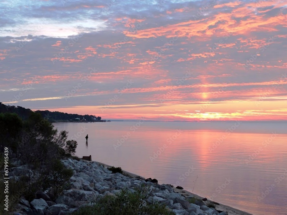 Obraz premium fishing under the pink sunrise