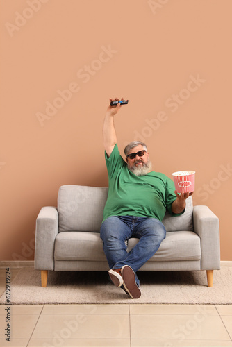Mature man in 3D glasses wi...
