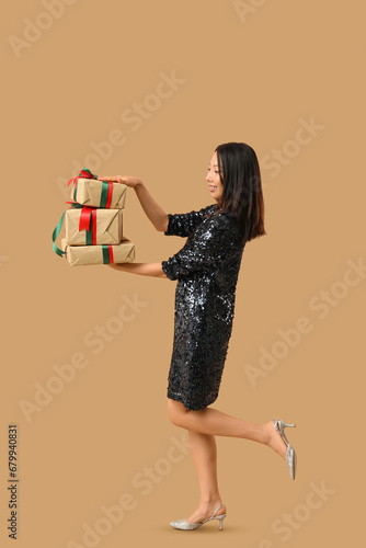 Smiling asian woman in sequ...