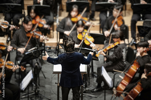 오케스트라 지휘하는 모습
