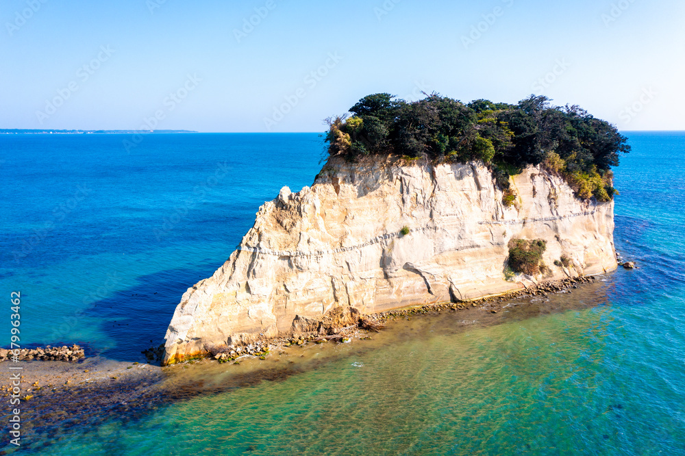 Fototapeta premium 能登半島の見附島（石川県珠洲市）